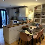 Stylish Two Bedroom Flat Clapham